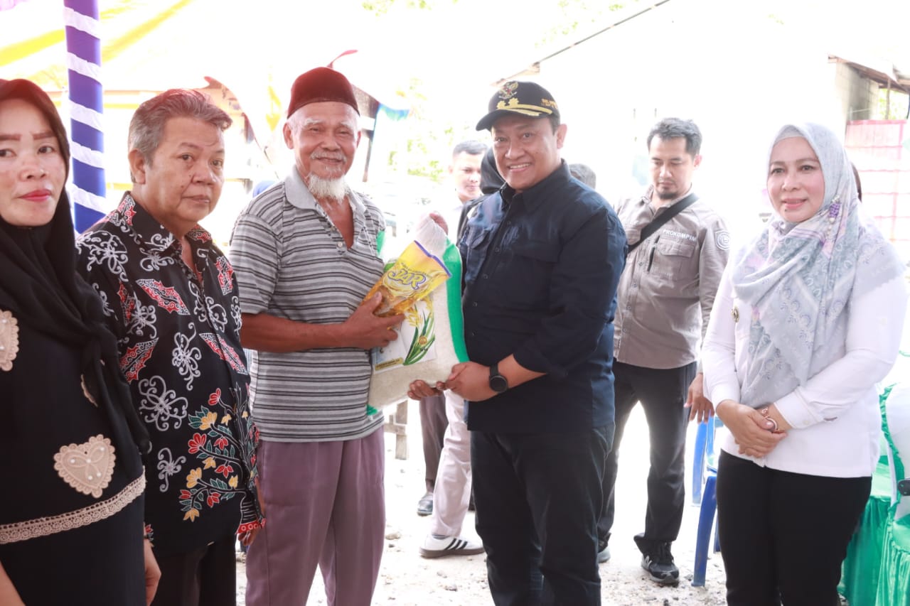 Warga Desa Antusias Hadiri Pasar Murah, Wagub Kalteng H. Edy Pratowo Salurkan Bantuan 500 Paket Sembako di Desa Tahawa Kecamatan Kahayan Tengah