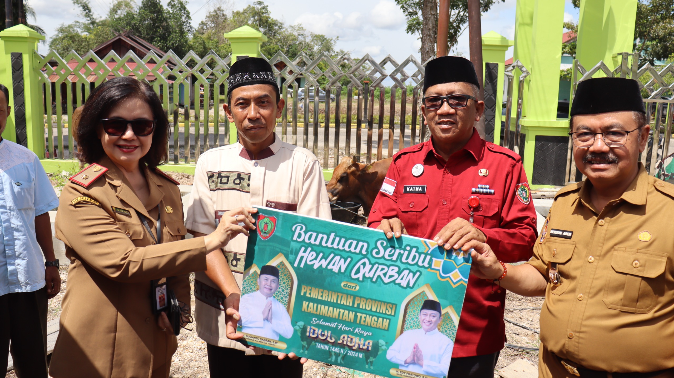 Pj. Bupati Gumas Hadiri Kegiatan Pasar Murah dan Penyerahan Hewan Kurban