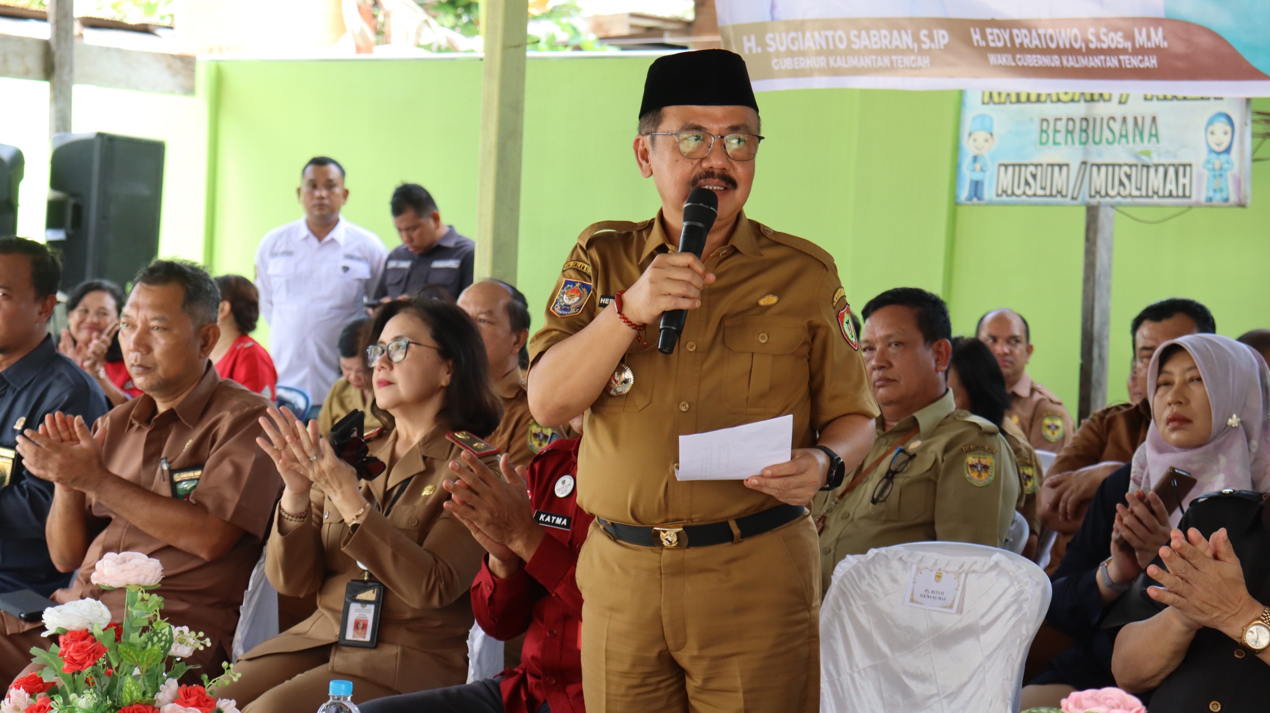 Pj. Bupati Gumas Hadiri Kegiatan Pasar Murah dan Penyerahan Hewan Kurban