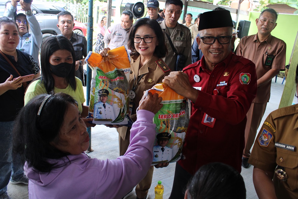 Wakili Gubernur Kalteng, Kaban Kesbangpol Prov. Kalteng Katma F. Dirun Buka Pasar Murah di Kabupaten Gunung Mas