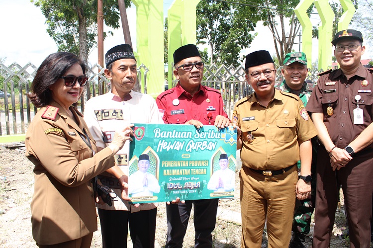 Wakili Gubernur Kalteng, Kaban Kesbangpol Prov. Kalteng Katma F. Dirun Buka Pasar Murah di Kabupaten Gunung Mas