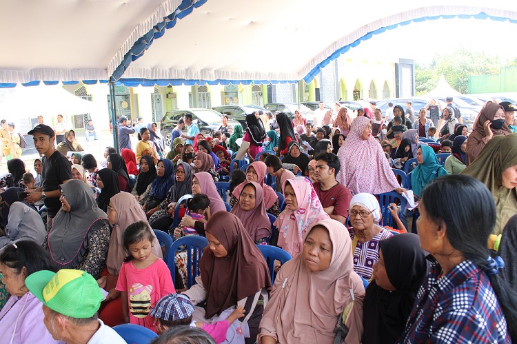 Wakili Gubernur Kalteng, Kaban Kesbangpol Prov. Kalteng Katma F. Dirun Buka Pasar Murah di Kabupaten Gunung Mas