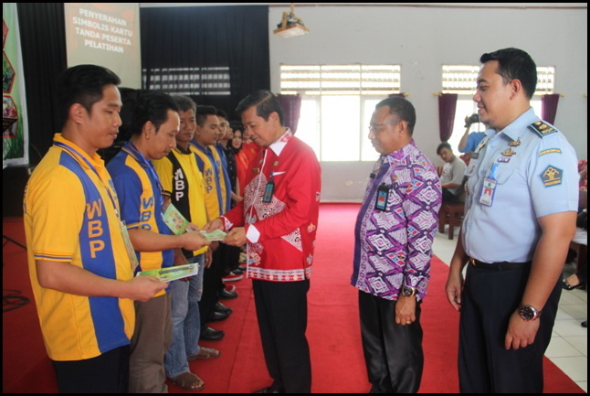 Tingkatkan pembinaan kemandirian dan ketrampilan WBP, Rutan Kelas IIA Palangka Raya laksanakan Pelatihan â€œMenjadi Warna Rupa Kreatifâ€