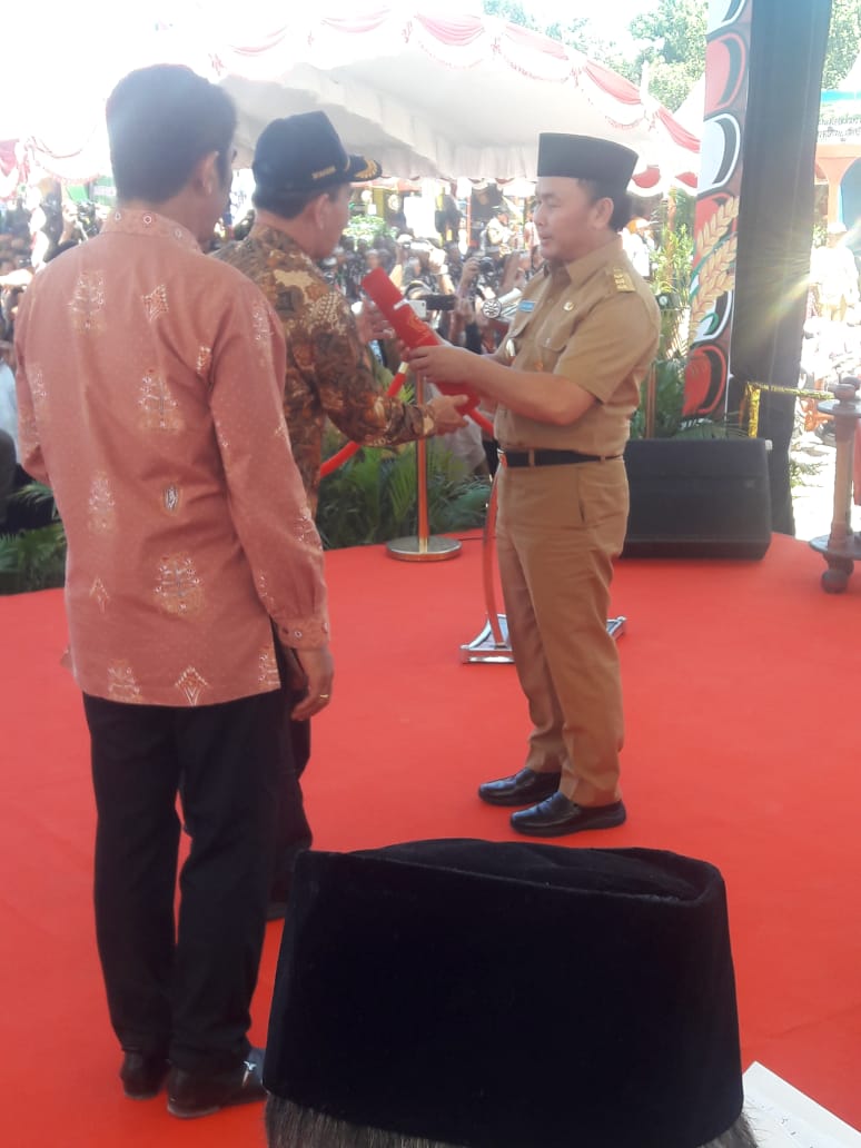 Gubernur Hadiri Pembukaan dan Tinjau Stand Pameran PEDA KTNA XII di Desa Eka Bahurui, Kotim