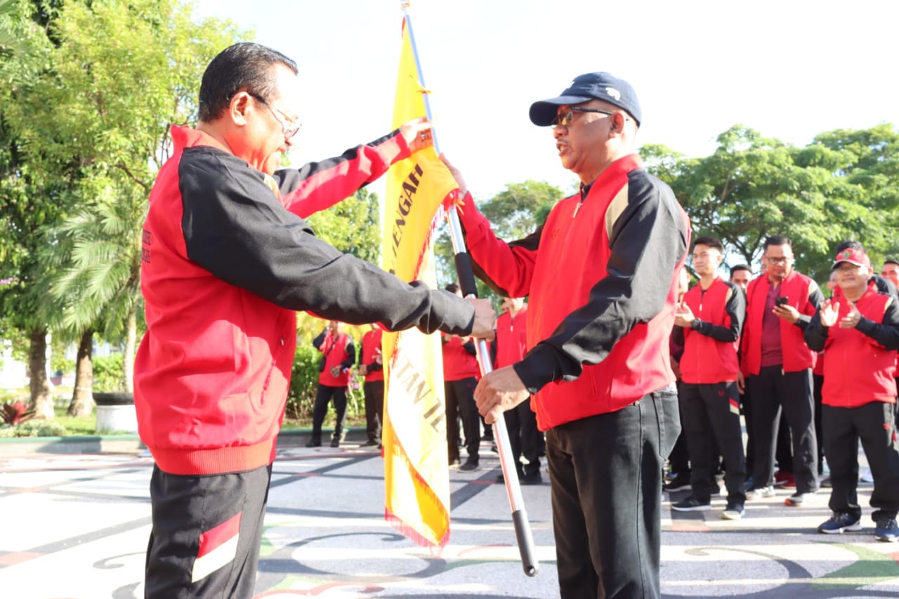 Sekda Nuryakin Secara Simbolis Lepas Keberangkatan PORNAS KORPRI Kalteng ke Kota Semarang 