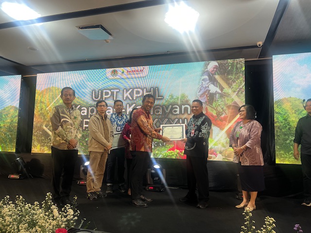 Kadishut Kalteng Terima Penghargaan Prestisius dan Sertifikat Terbaik I dalam Penilaian KPH Efektif oleh KLHK