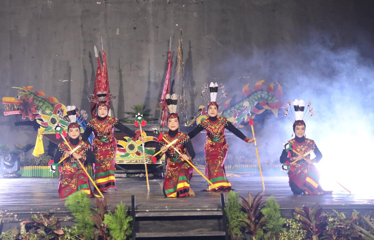 Asisten Ekbang Sri Widanarni Harapkan Kegiatan Gelar Seni Budaya Mampu Menarik Wisatawan Berkunjung ke Kalteng