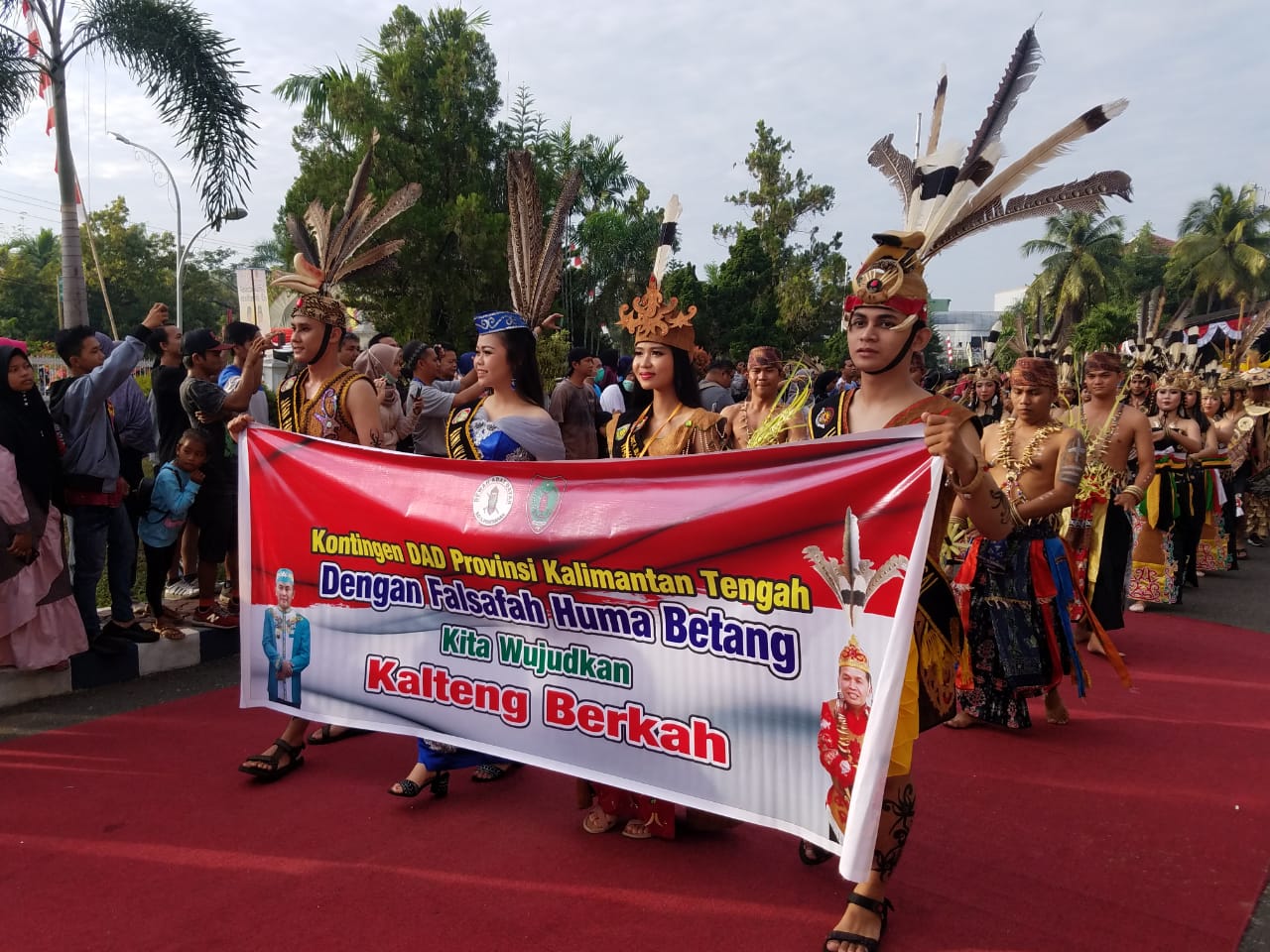 Kontingen DAD Kalimantan Tengah Ikut Meriahkan Karnaval Budaya Dalam Festival Pesona Budaya Borneo 2