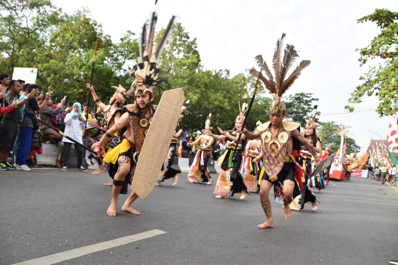 Kontingen DAD Kalimantan Tengah Ikut Meriahkan Karnaval Budaya Dalam Festival Pesona Budaya Borneo 2