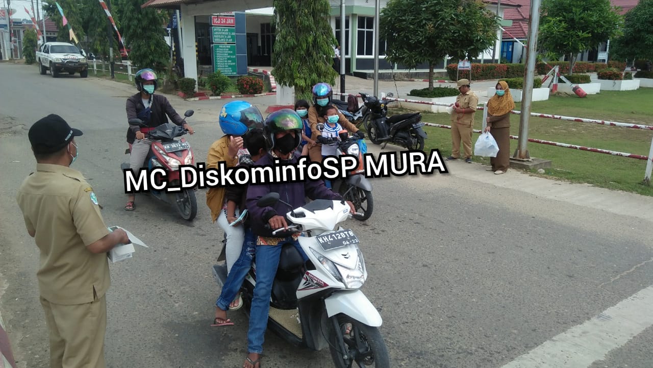 Dinas Kesehatan Murung Raya Bagikan Masker Gratis Untuk Pengguna Jalan