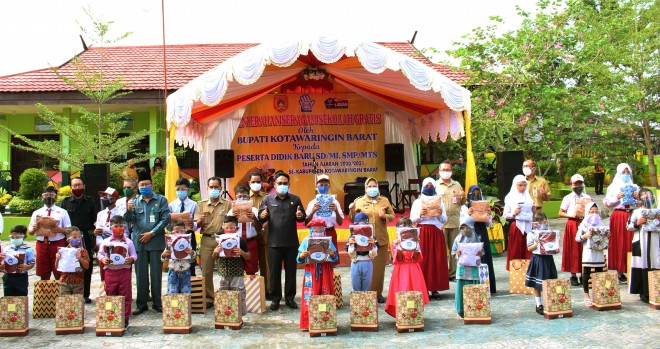 Pemda Kobar Mulai Distribusikan Bantuan Seragam Gratis kepada Siswa Didik Baru Jenjang SD/MI dan SMP/MTs