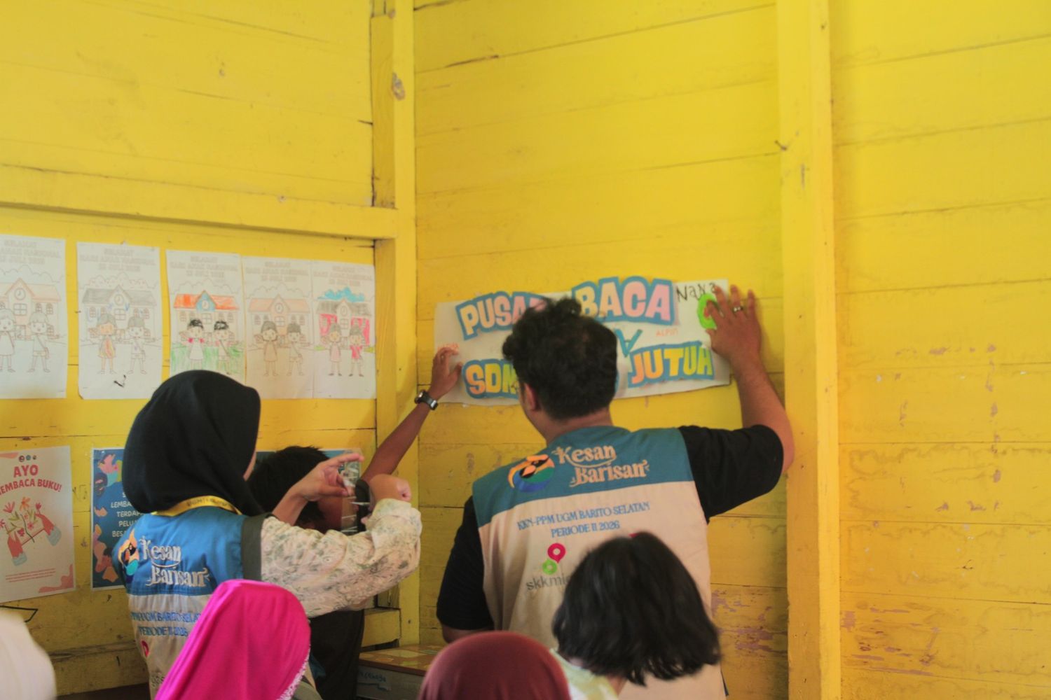 Tingkatkan Minat Baca Siswa, KKN-PPM UGM Hadirkan Sudut Baca di SDN Danau Jutuh