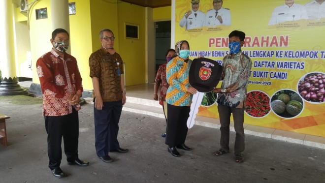 Dinas TPHP Kobar Salurkan Bantuan Sarana Pascapanen Kepada Petani Kelurahan Mendawai
