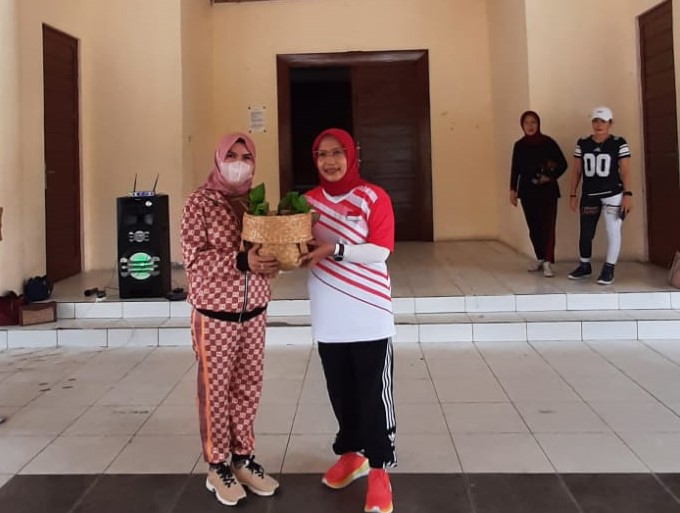 Dukung Program Pengendalian Inflasi, Dinas TPHP Berikan Bibit Cabe Bagi DWP Prov. Kalteng 