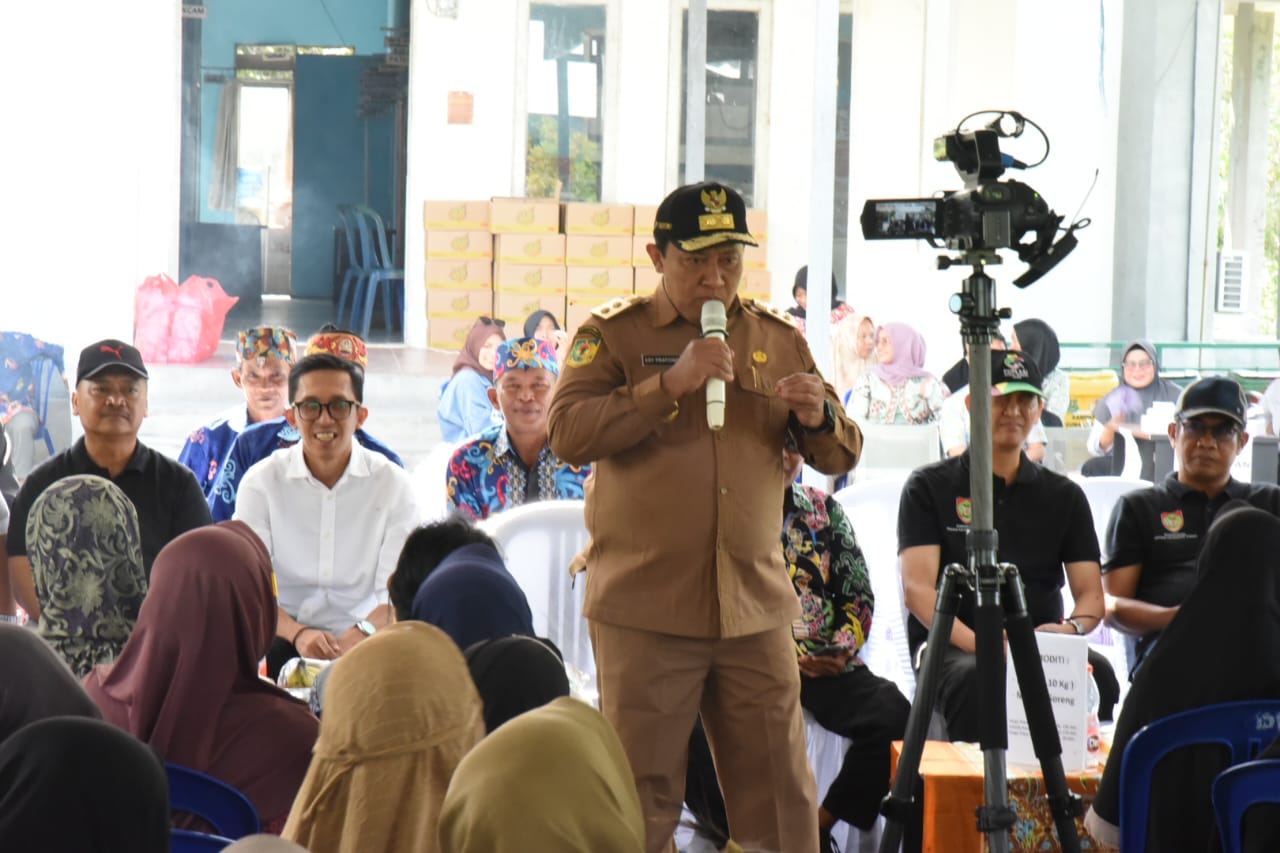 Buka Pasar Murah, Wagub Edy Pratowo Gratiskan 1500 Paket Sembako di Kecamatan Bataguh