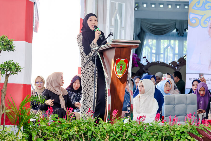 Ribuan Muslimah Anggota ASN dan DWP Kalteng Peringati Maulid Nabi di Istana Isen Mulang