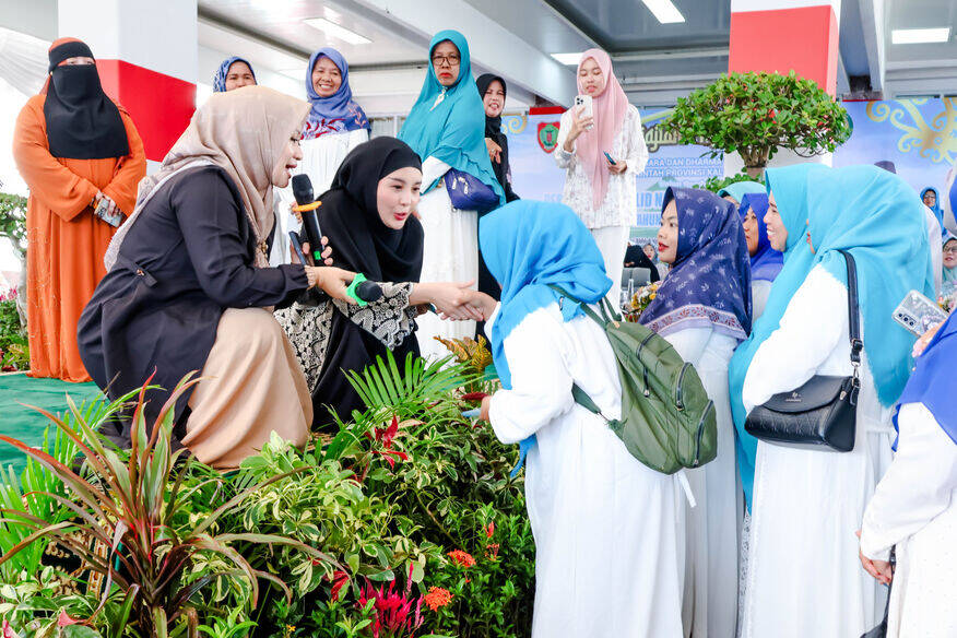 Ribuan Muslimah Anggota ASN dan DWP Kalteng Peringati Maulid Nabi di Istana Isen Mulang
