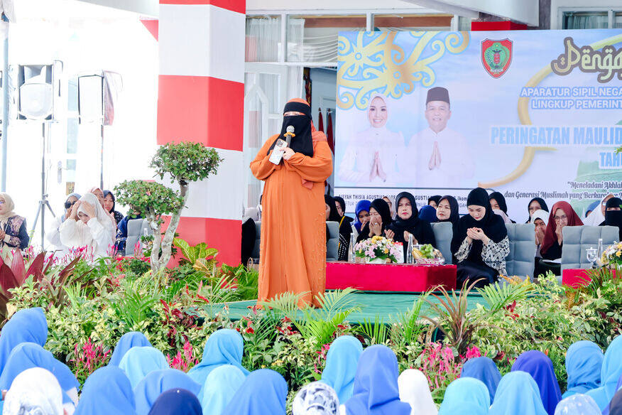 Ribuan Muslimah Anggota ASN dan DWP Kalteng Peringati Maulid Nabi di Istana Isen Mulang