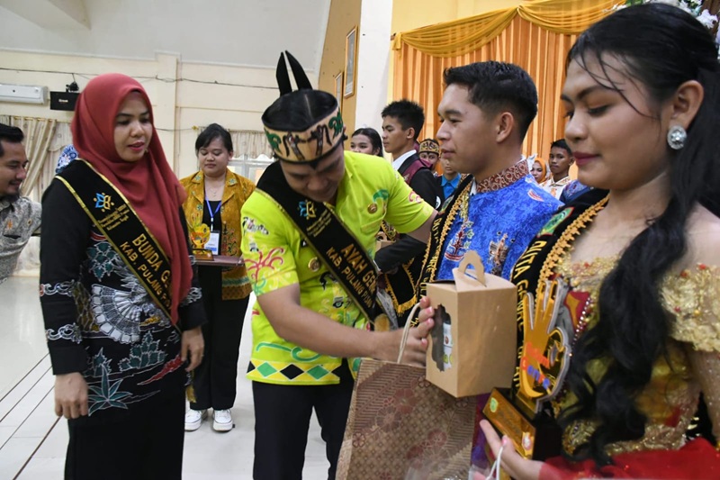 Bupati dan Ketua TP-PKK Hadiri Pemilihan Duta GenRe Kabupaten Pulang Pisau