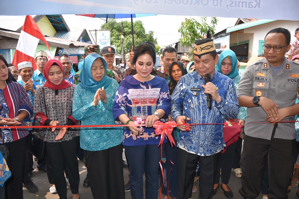 Ben Resmikan Jalan Utama Desa Pulau Mambulau