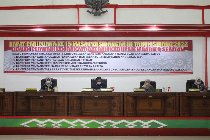 Pj. Bupati Sampaikan Pidato Pengantar 5 Ranperda pada Rapat Paripurna DPRD Barito Selatan.