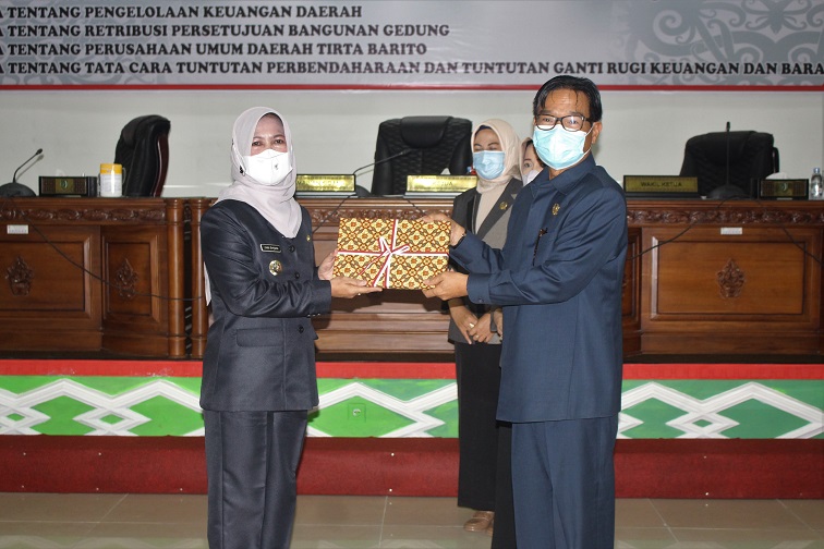 Pj. Bupati Sampaikan Pidato Pengantar 5 Ranperda pada Rapat Paripurna DPRD Barito Selatan.