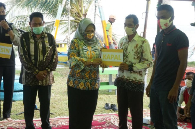 Bupati Kobar Serahkan Bantuan Kapal dan Alat Penangkap Ikan bagi Nelayan Pesisir