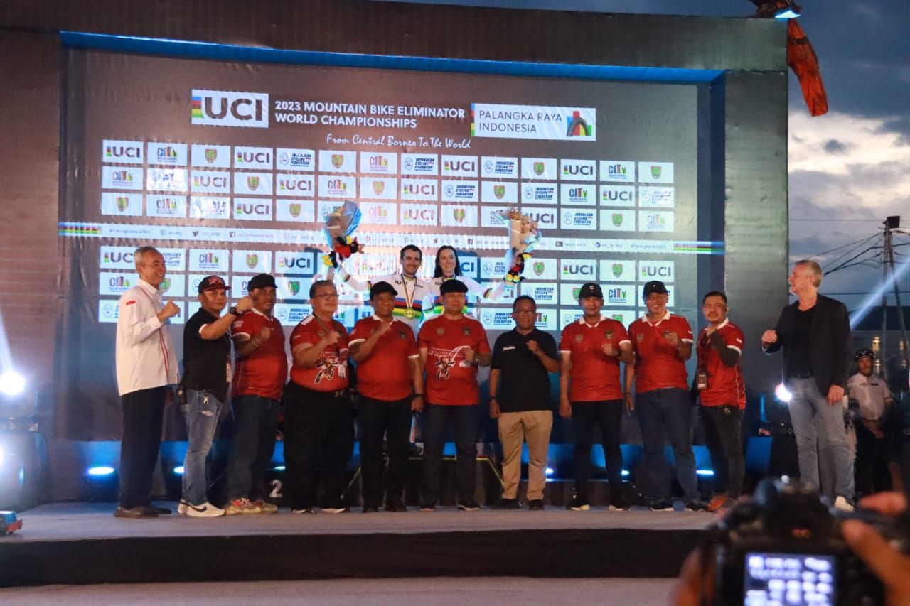 UCI MTB Eliminator World Championship 2023 Sukses, Wagub Edy Pratowo Kalungkan Medali Kepada Pemenang