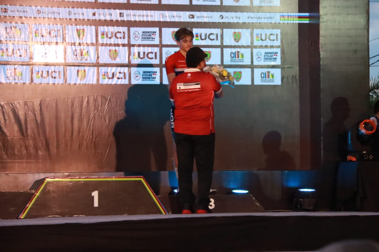 UCI MTB Eliminator World Championship 2023 Sukses, Wagub Edy Pratowo Kalungkan Medali Kepada Pemenang