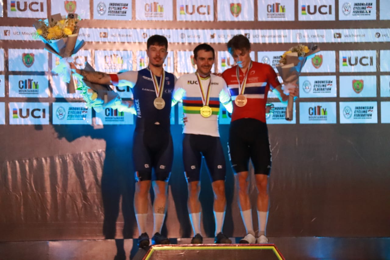 UCI MTB Eliminator World Championship 2023 Sukses, Wagub Edy Pratowo Kalungkan Medali Kepada Pemenang