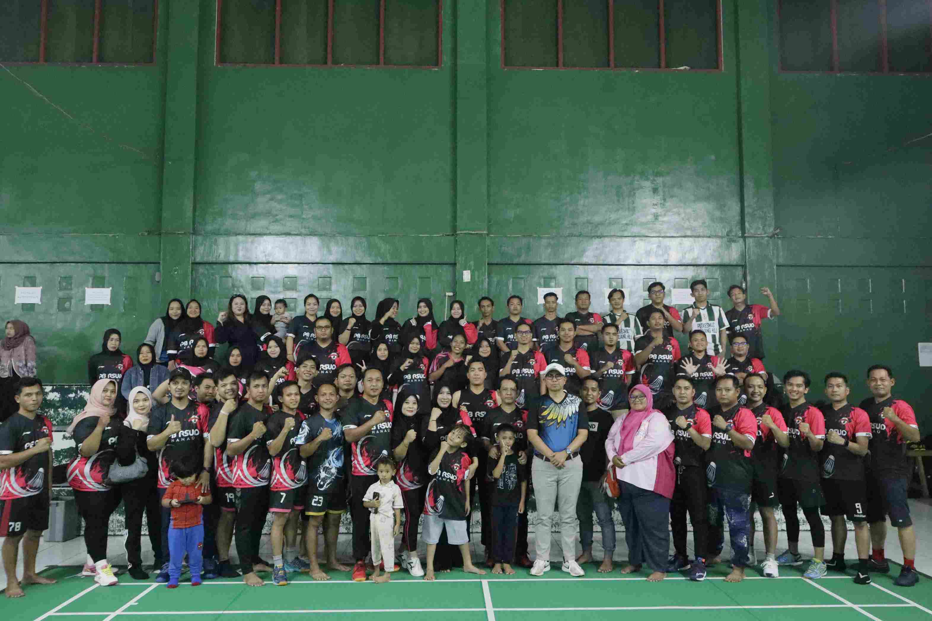 Sambut Hari Pahlawan dan HKN ke 60, RSUD Hanau Gelar Turnamen Bulutangkis