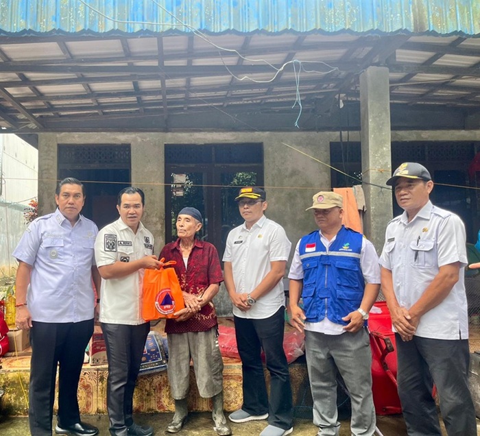 Bupati dan Wakil Bupati Pulang Pisau Serahkan Bantuan untuk Warga Terdampak Pohon Tumbang di Desa Anjir
