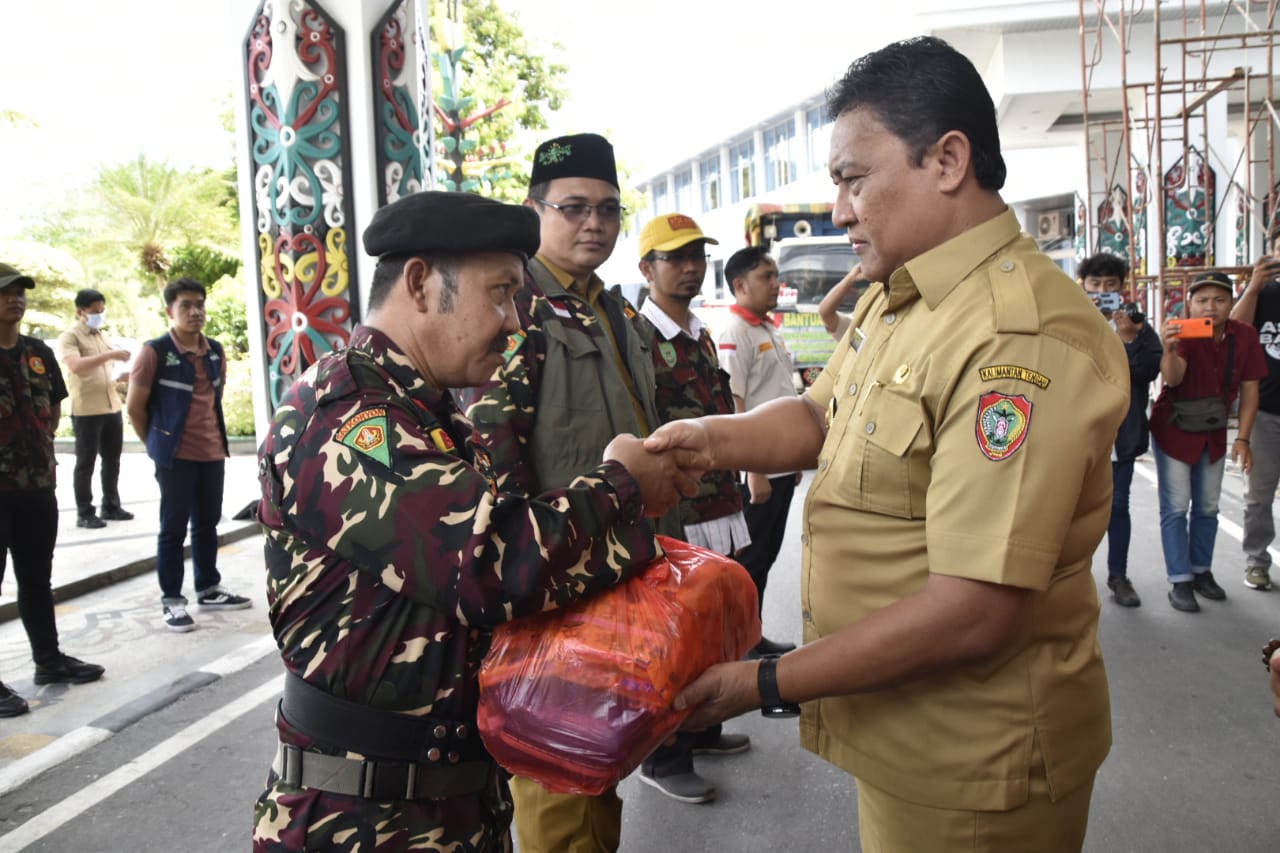Wagub Kalteng Lepas Bantuan untuk Masyarakat Terdampak Banjir di Wilayah DAS Barito
