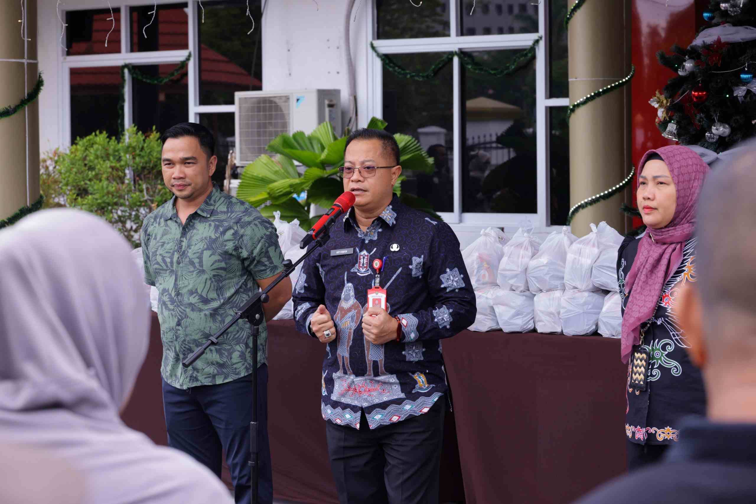 Sambut Sukacita Natal 2025, Dinas PMD Prov. Kalteng Bagikan Bingkisan Kasih