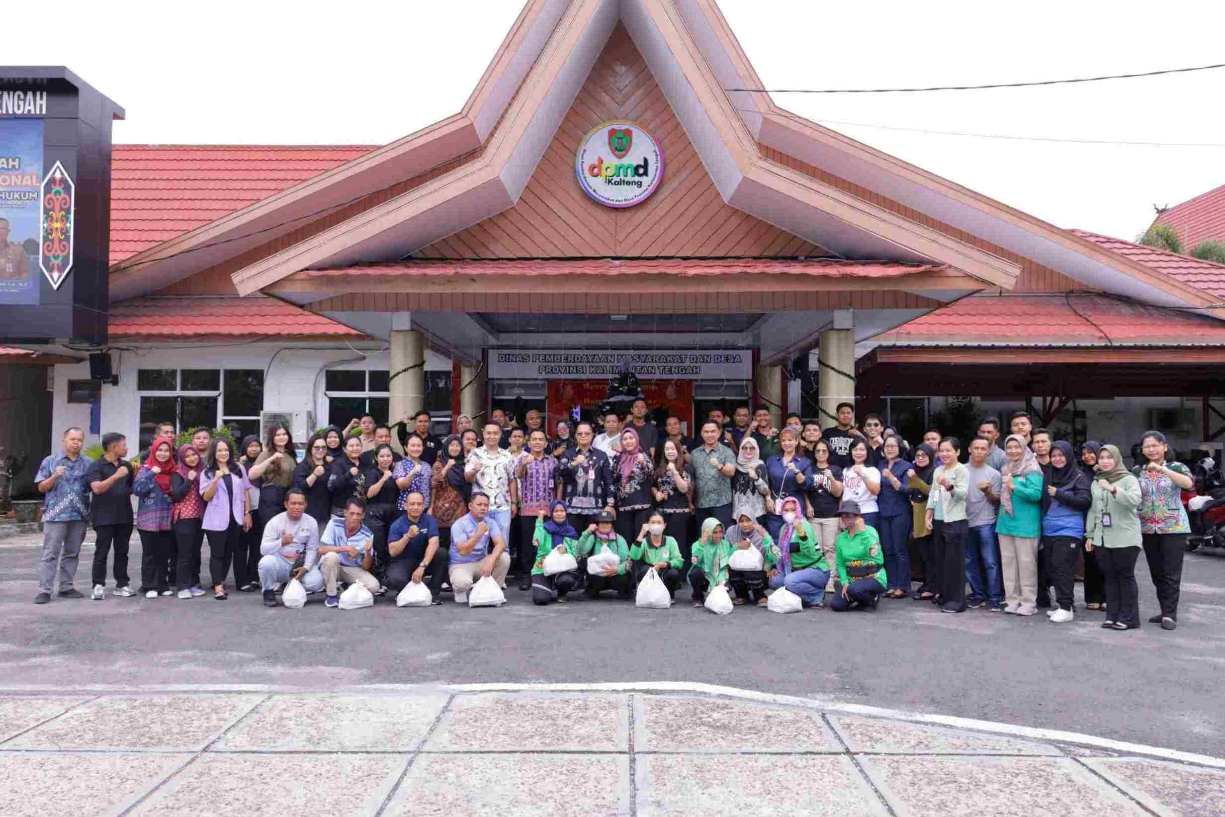 Sambut Sukacita Natal 2025, Dinas PMD Prov. Kalteng Bagikan Bingkisan Kasih