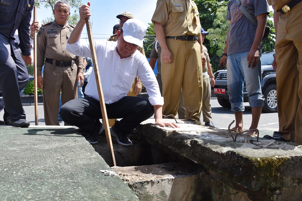 Pastikan Lancar, Ben Turun Cek Drainase