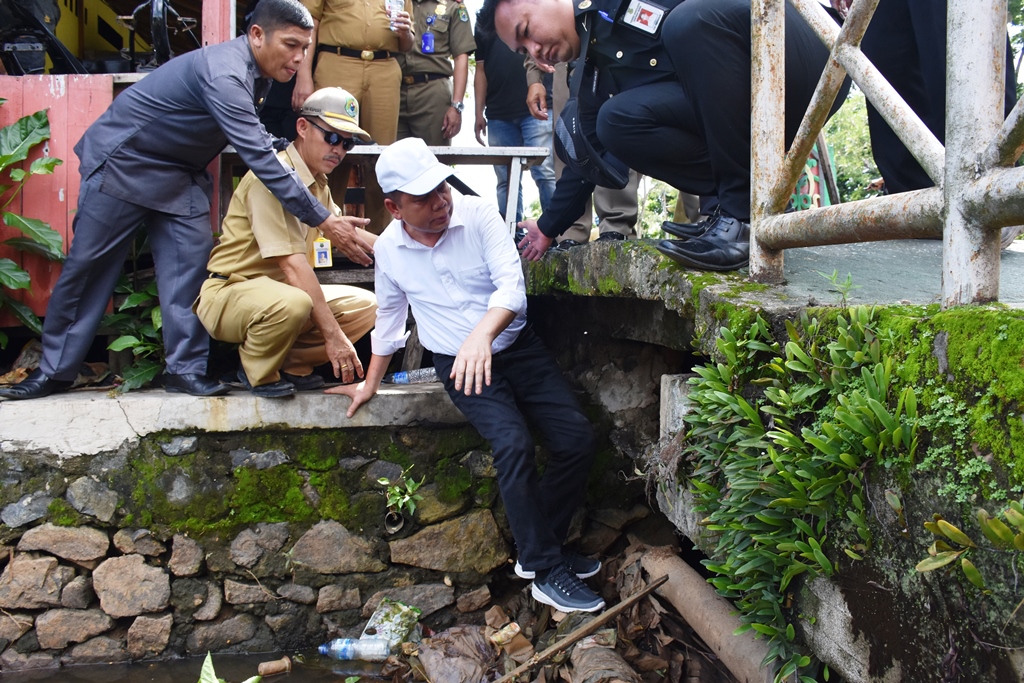 Pastikan Lancar, Ben Turun Cek Drainase