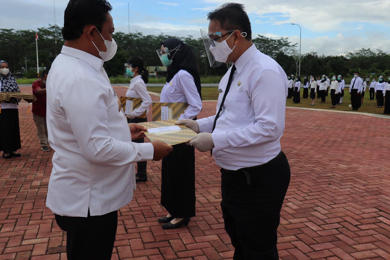 Penyerahan SK Kepada 137 Orang Lulusan CPNS Tahun 2020 di Lingkungan Pemkab Pulang Pisau