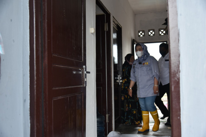Bupati Hj Nurhidayah Serahterimakan 7 Unit Rumah Relokasi kepada Warga Desa Keraya