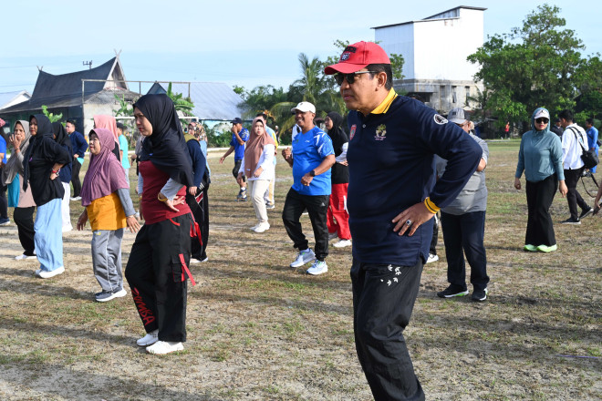 Pj Bupati Budi Santosa Senam Bersama Masyarakat Kumai