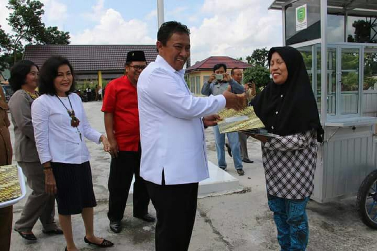 Bupati Pulang Pisau Serahkan Bantuan Untuk Pelaku Usaha UMKM