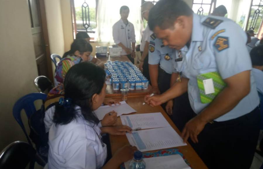 Divisi Pemasyarakatan Kanwil Kemenkumham Kalteng Periksa Urine 101 Pegawai Lapas Palangka Raya