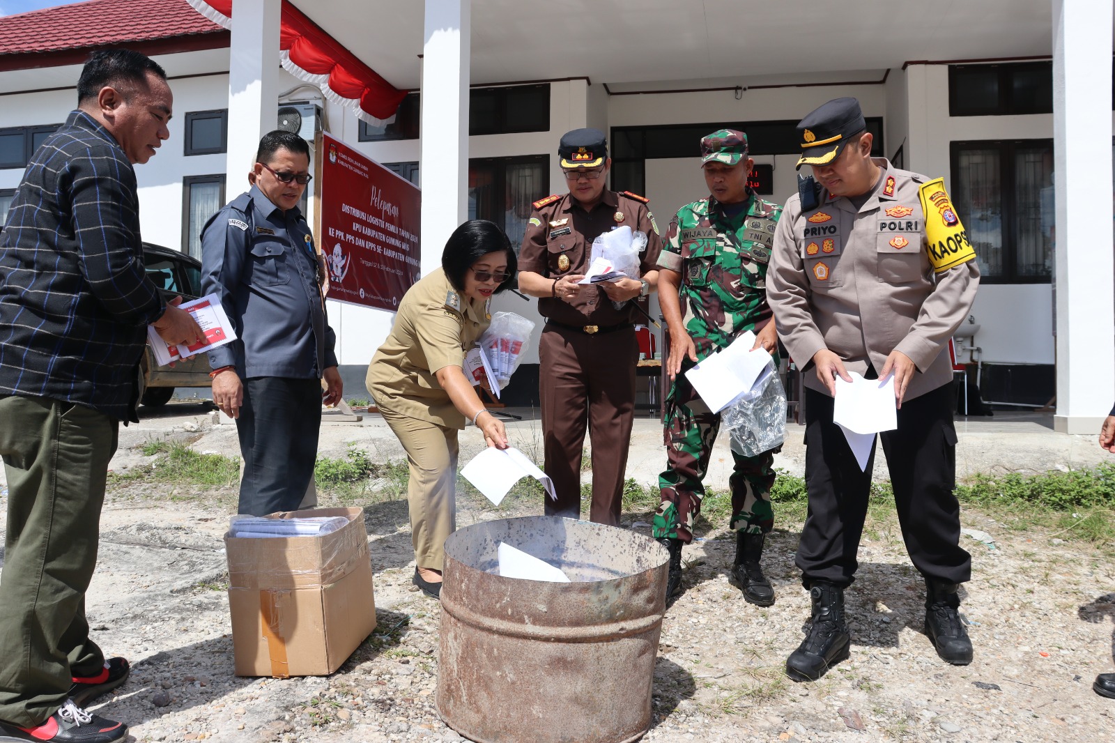 Wakil Bupati Gumas bersama Forkopimda Lakukan Pemusnahan Surat Suara Rusak 