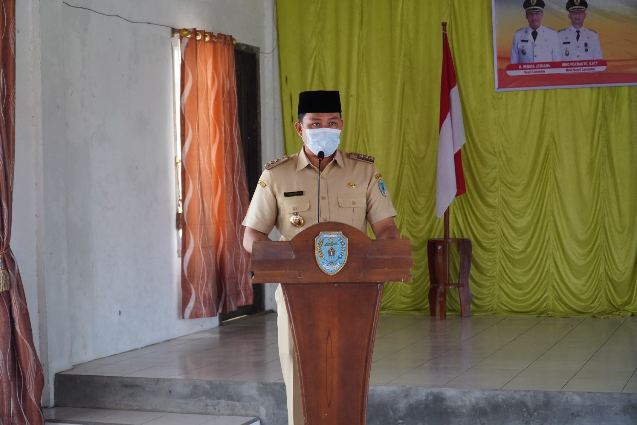 Bupati Lamandau Salurkan BPS Tahap Dua dan Penebalan Sembako BLT Minyak Goreng di Sematu Jaya