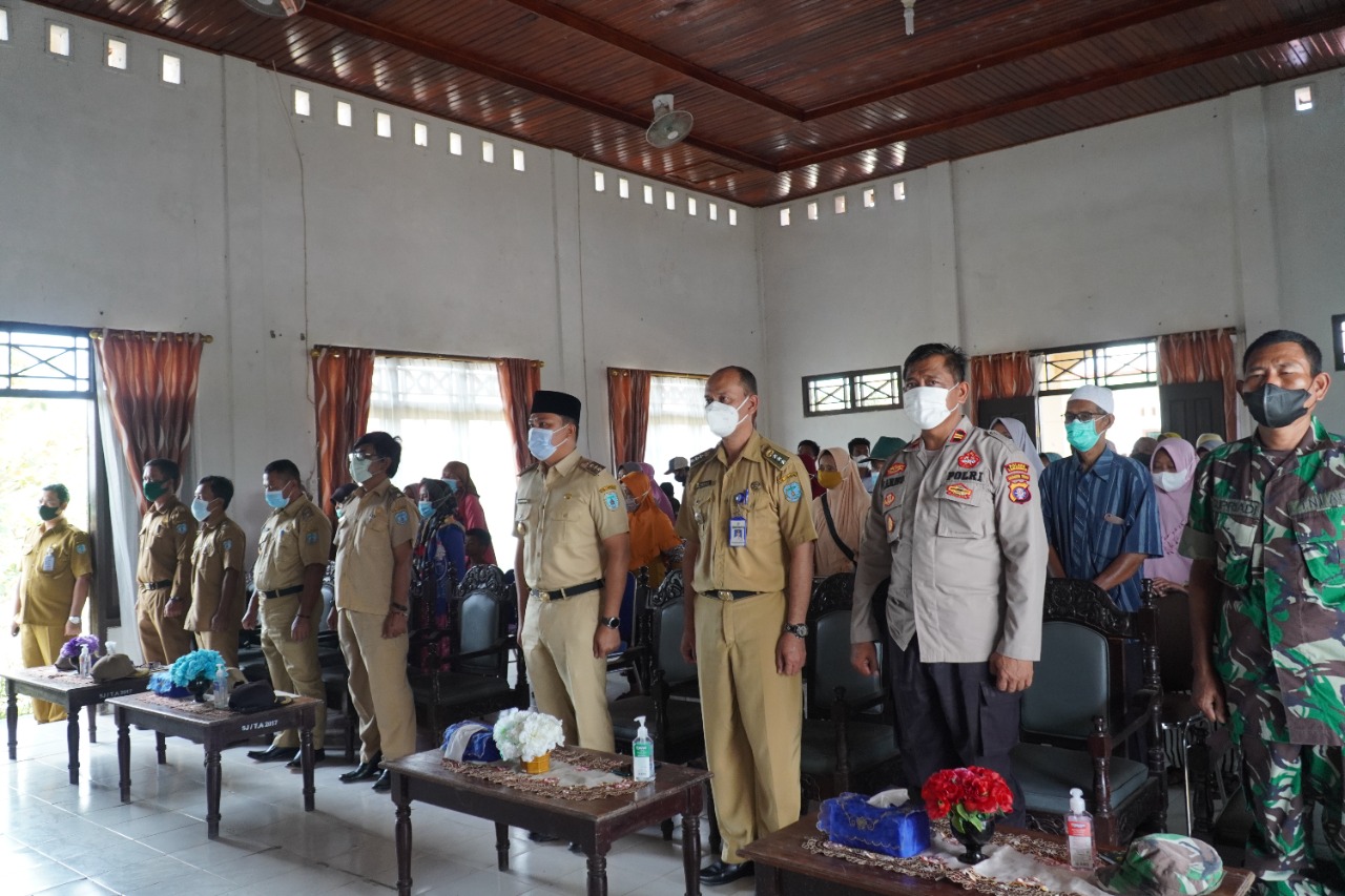 Bupati Lamandau Salurkan BPS Tahap Dua dan Penebalan Sembako BLT Minyak Goreng di Sematu Jaya