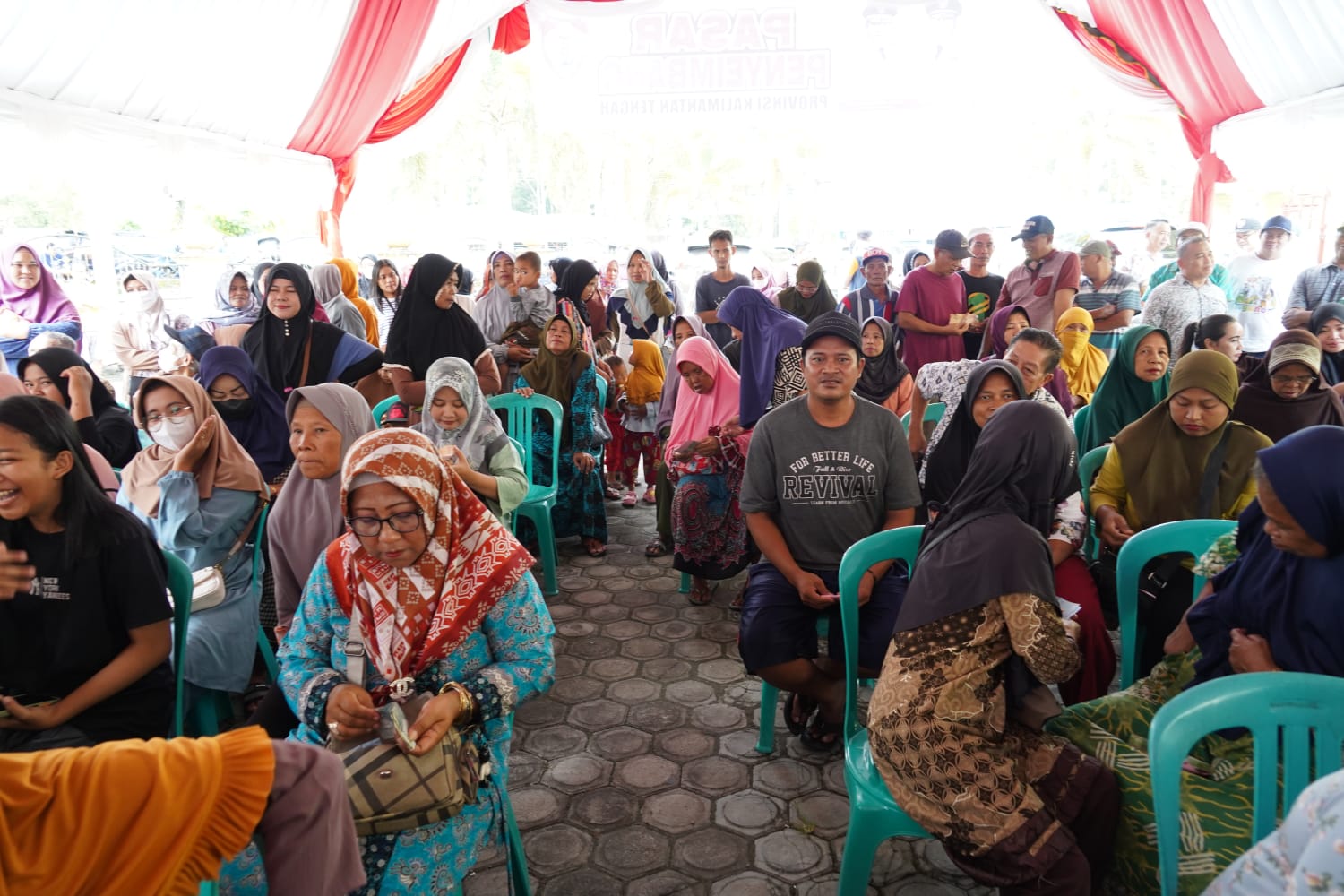 Ketua TP-PKK Kalteng Buka Pasar Penyeimbang di Kabupaten Kotawaringin Barat