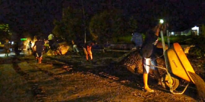 Warga Kereng Bangkirai Bergotong Royong Setelah Salat Tarawih