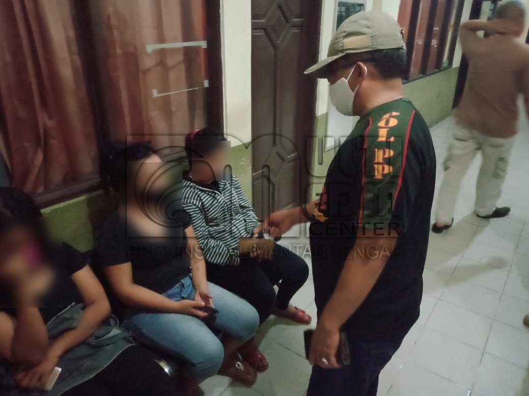 SatPol PP dan Damkar Kabupaten Kapuas Amankan Warga yang Sedang Berkumpul Sambi Mengkonsumsi Miras Saat PSBB