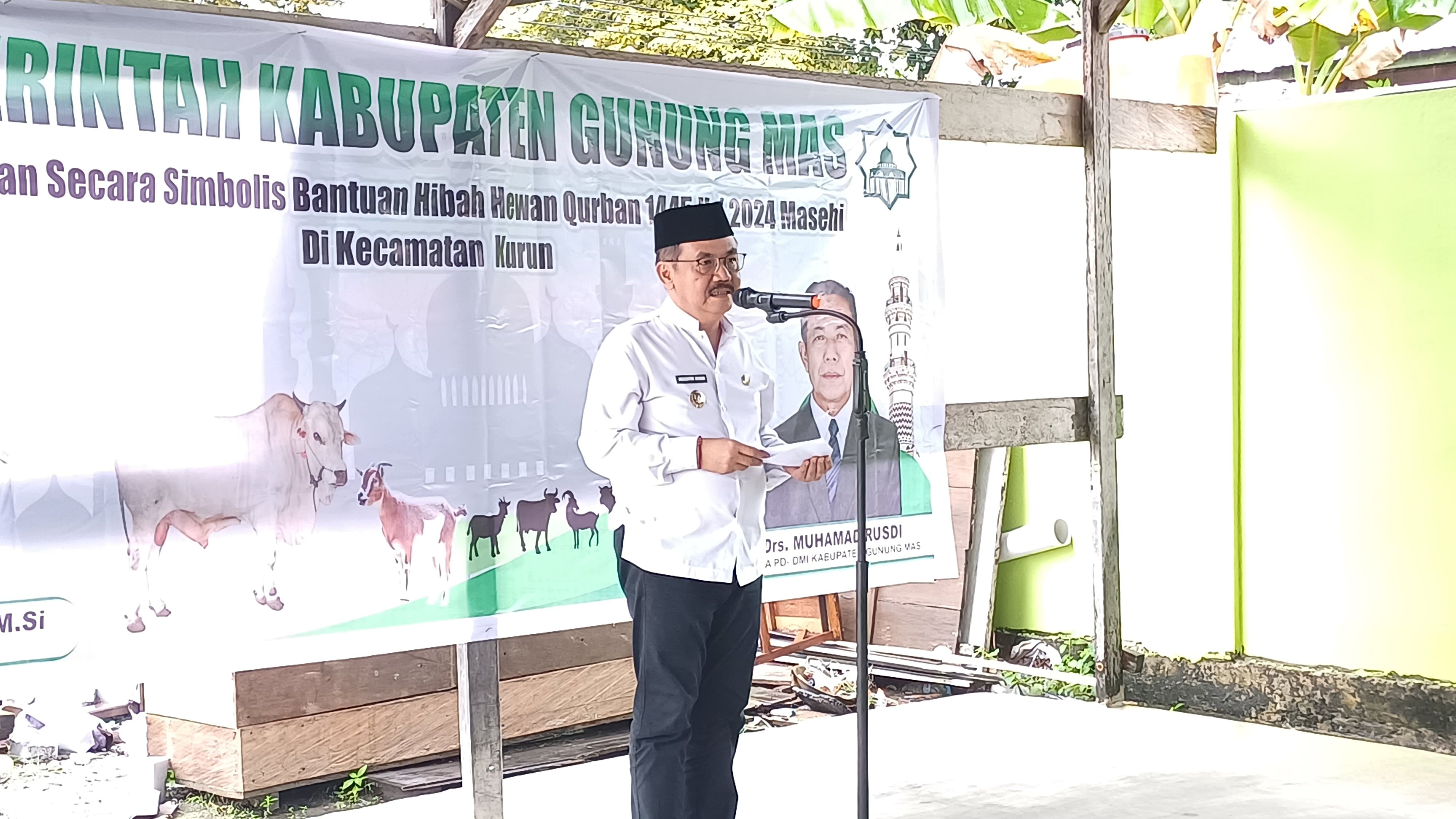 Pj. Bupati Herson B. Aden Serahkan Bantuan Hewan Kurban Secara Simbolis kepada Dewan Masjid Kab. Gumas