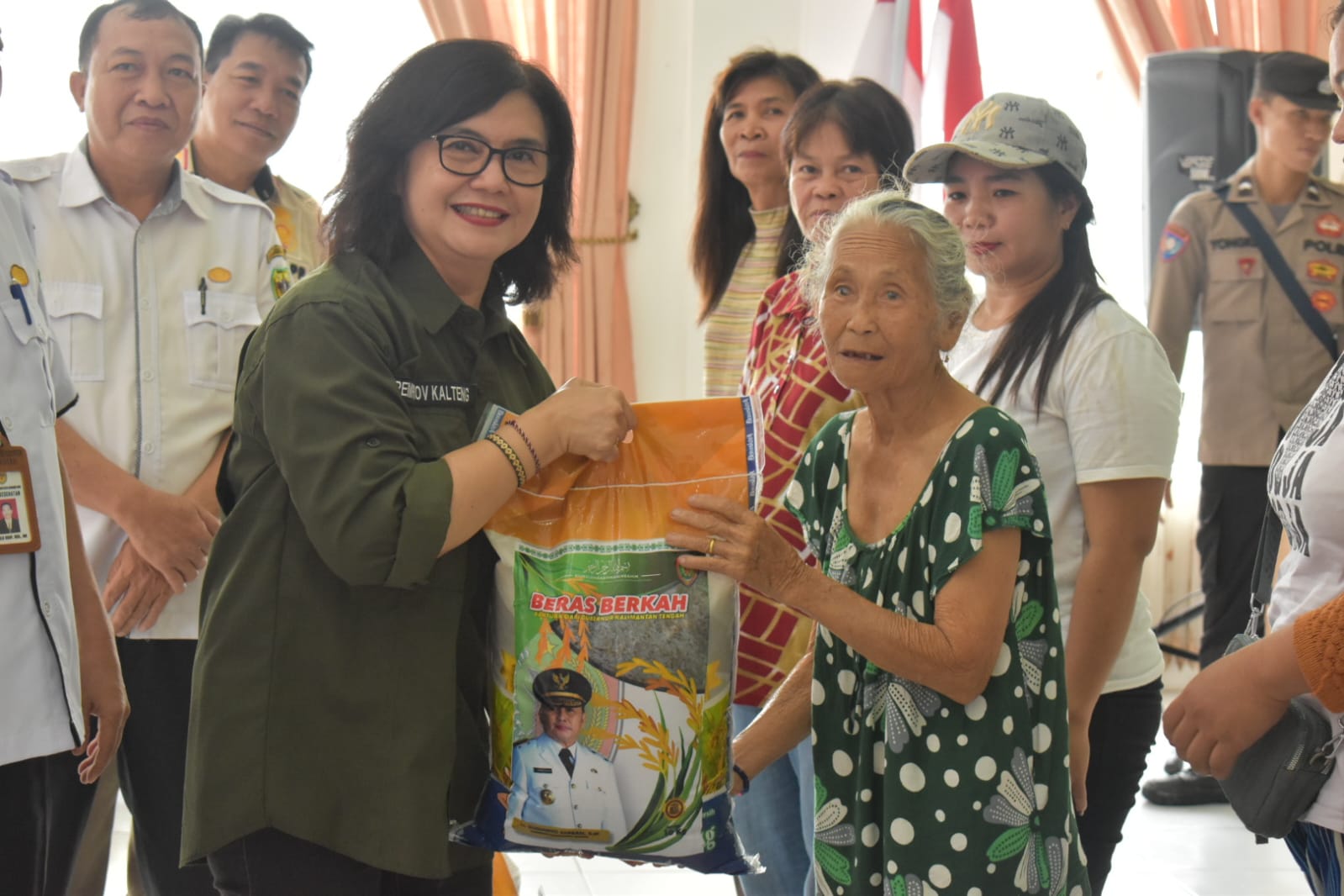 Salurkan Bantuan 500 Paket Sembako, Kadis P3APPKB Buka Pasar Murah di Kecamatan Mihing Raya Kabupaten Gumas